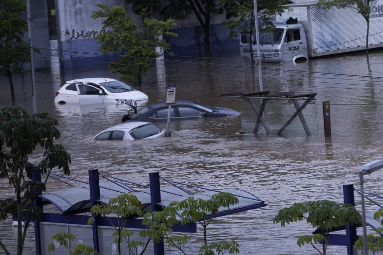 Carros são encobertos pela água na av.. Presidente Wilson, na zona leste da capital paulista, na manhã desta segunda-feira (11)