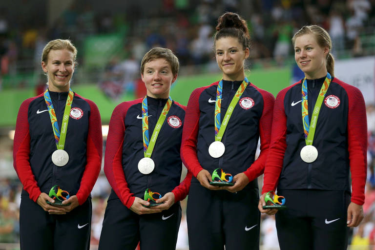 Kelly Catlin (segunda da esquerda para a direita) após vencer com sua equipe a medalha de prata na Olimpíada do Rio, em 2016