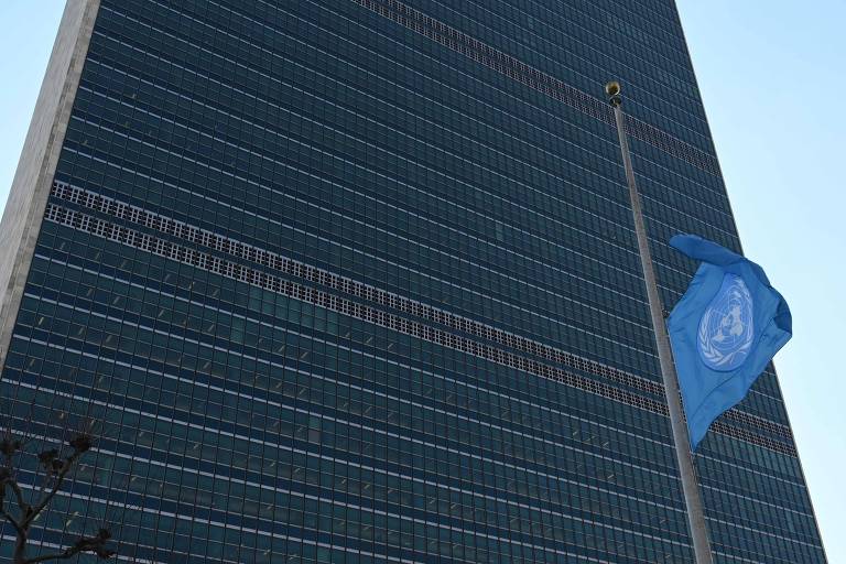 Bandeiras das Nações Unidas hasteada a meio-pau em Nova York em homenagem às vítimas

