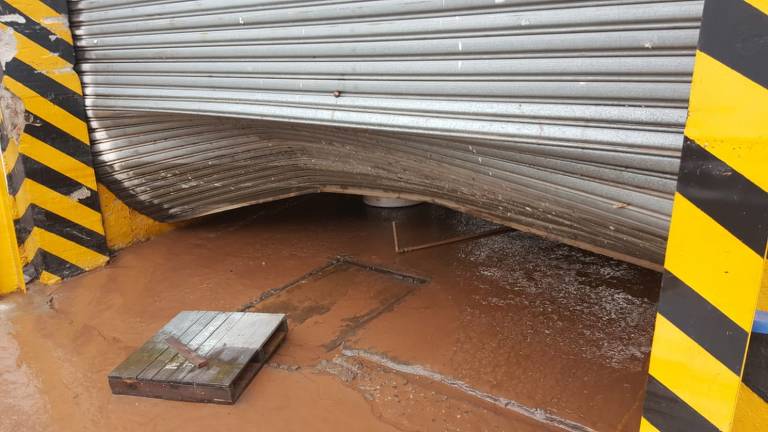 Depósito na avenida Henry Ford (Mooca) sofre com chuva e alagamento