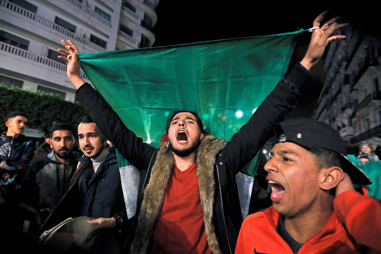 Presidente da Argélia desiste de disputar 5ª mandato após protestos