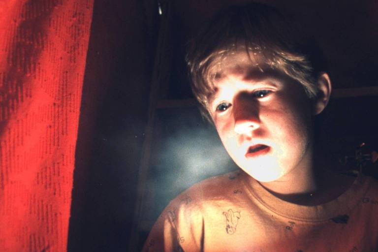 O ator Haley Joel Osment, indicado ao Oscar de melhor ator coadjuvante, em cena do filme "O Sexto Sentido", na qual o personagem se encontra com um olhar assustado