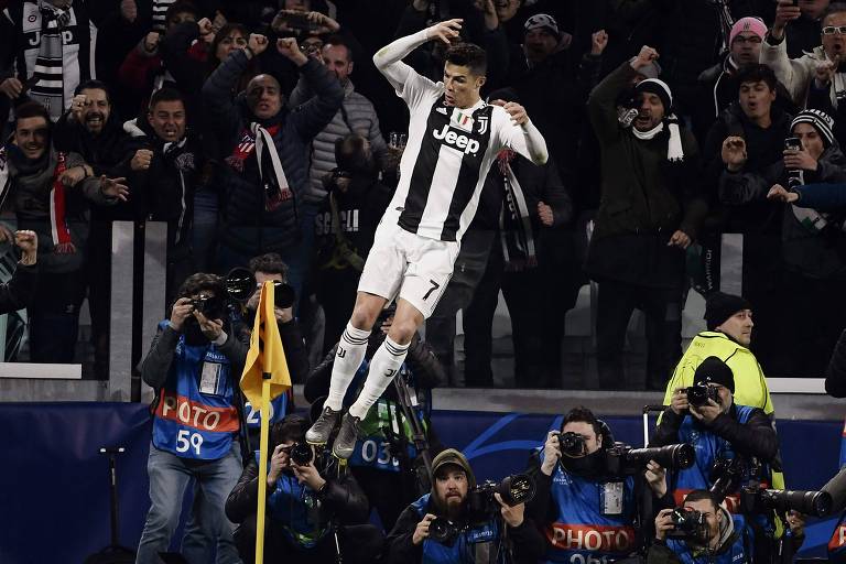 Cristiano Ronaldo comemora ao marcar o segundo gol da Juventus contra o Atlético de Madri, em Turim