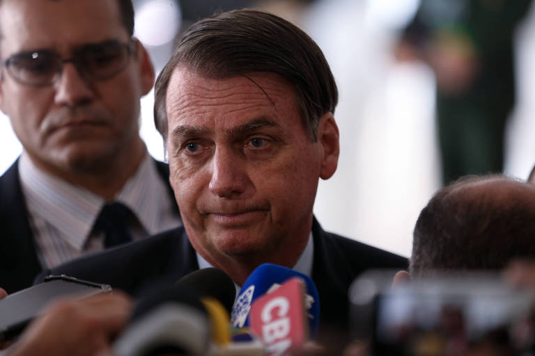 O presidente Jair Bolsonaro fala com a imprensa nesta terça-feira (12)