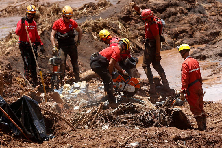 Bombeiros trabalham no resgate de vítimas em Brumadinho