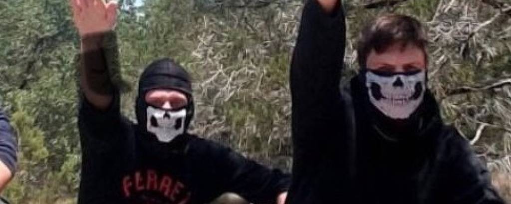 Membros mascarados do grupo neonazista Divisão Atomwaffen, no Texas (EUA), em 2017