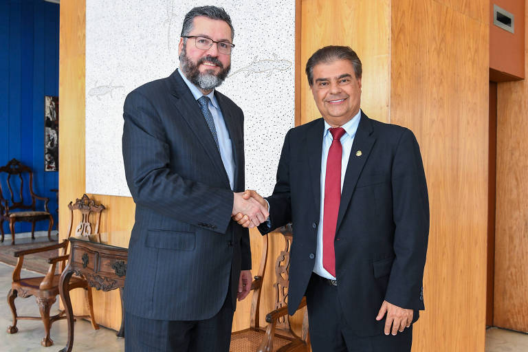 O senador Nelsinho Trad (PSD-MS), presidente da Comissão de Relações Exteriores do Senado, cumprimenta o chanceler Ernesto Araújo
