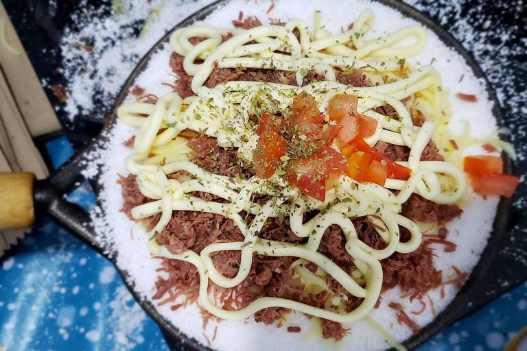 Na Tapioca do Cleytinho, quitute pode vir recheado com carne-seca, mozarela, requeijão cremoso, tomate e orégano