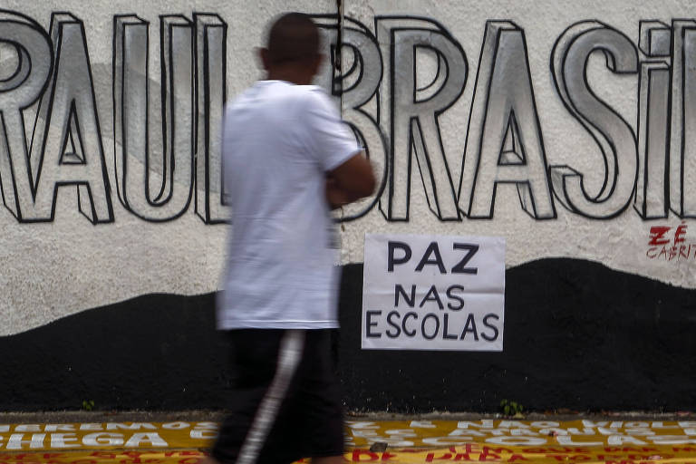 Homem em frente à escola Raul Brasil, palco de ataque a tiros em Suzano (SP)