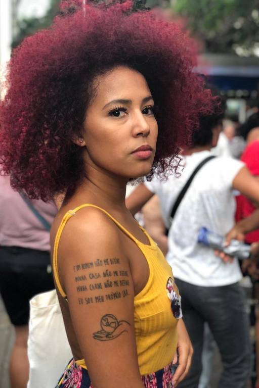 A funcionária de logística Angélica Mello, 26, participa de ato em memória de Marielle