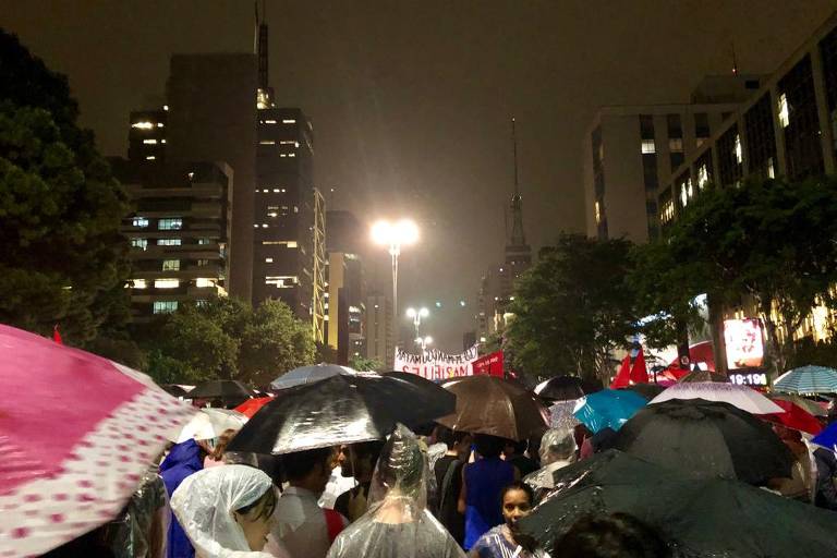 Cortejo sai em direção à paulista sob chuva