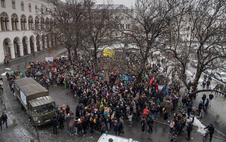 Centenas de alunos faltam à aula e protestam pelo clima em frente à Universidade de Munique, em 18 de janeiro