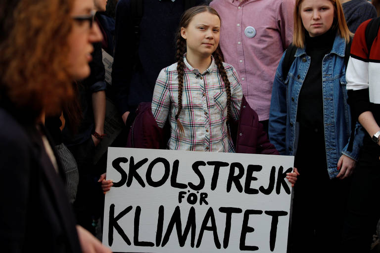 Greta Thunberg com seu cartaz que diz "greve escolar pelo clima", durante protesto em Paris, no dia 22 de fevereiro de 2019