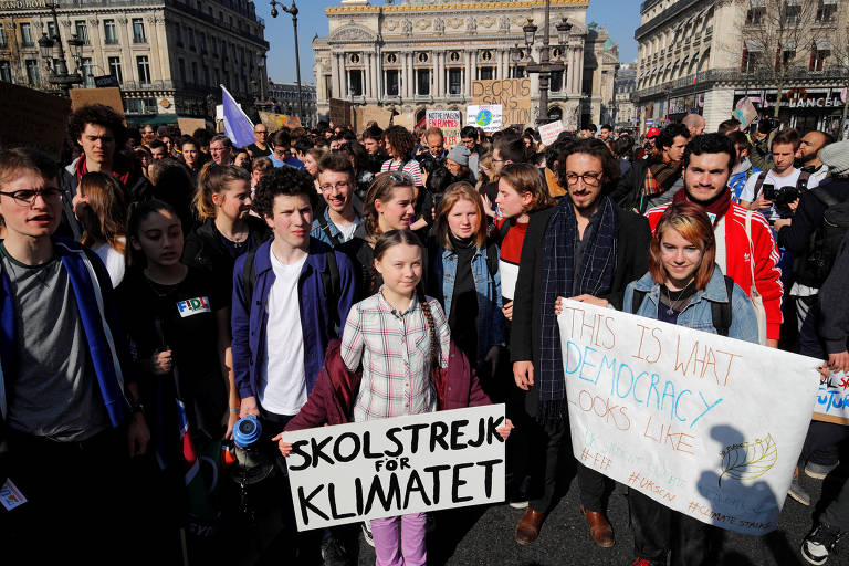 Greta Thunberg com seu cartaz que diz "greve escolar pelo clima", durante protesto em Paris, no dia 22 de fevereiro de 2019