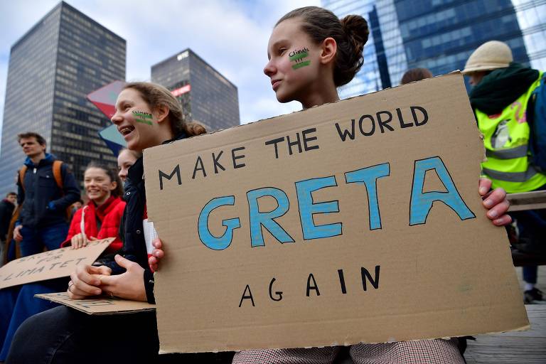 Estudante em Bruxelas, no dia 21 de fevereiro, mostra cartaz que brinca com o slogan de Trump para a Presidência, "Make America Great Again", em alusão ao nome da ativista sueca Greta Thunberg