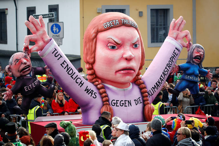 Boneco retrata a ativista sueca Greta Thunberg, na "Rosenmontag", "segunda-feira rosa", festejo de Carnaval de Dusseldorf