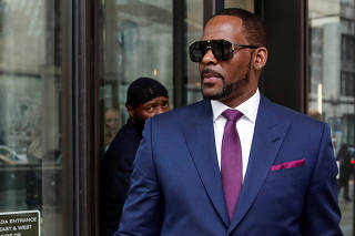 Grammy-winning R&B star R. Kelly leaves a child support hearing in Chicago