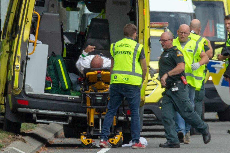 Vítima de ataque a mesquita é socorrida em Christchurch, Nova Zelândia