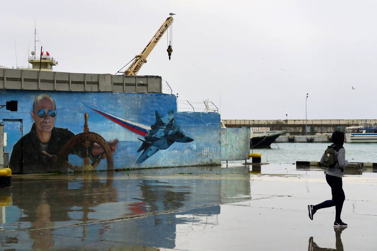 Mural em Ialta, na Crimeia anexada da Ucrânia em 2014, homenageia Putin e o Sukhoi Su-57