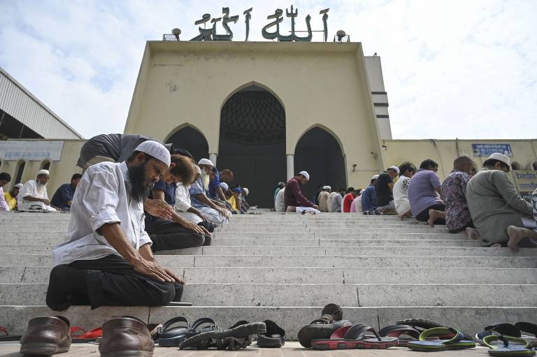 Muçulmanos de Bangladesh oferecem suas rezas de sexta-feira para as vítimas do atentado na Nova Zelândia