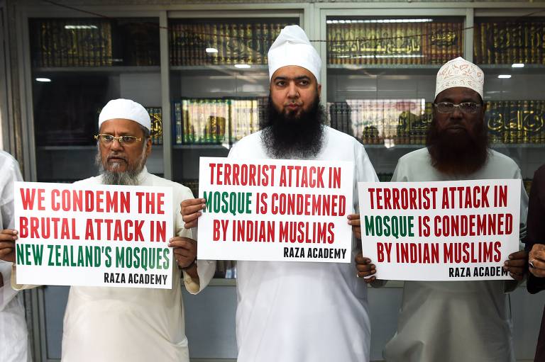 Muçulmanos e clérigos indianos, em Mumbai, seguram cartazes condenando os atentados na Nova Zelândia