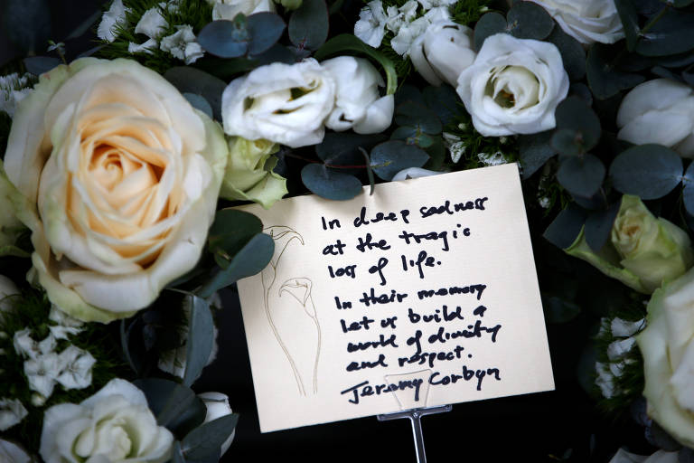 Flores depositadas por Jeremy Corbyn, líder do partido Trabalhista britânico, em frente à New Zealand House, em Londres