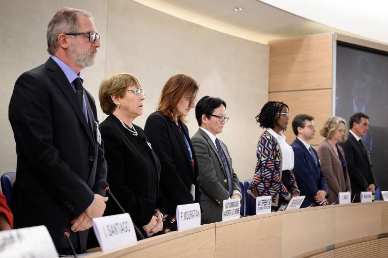 Michelle Bachelet (segunda à esquerda), a alta comissária da ONU para Direitos Humanos, faz um minuto de silêncio junto com delegados das Nações Unidas durante reunião do Conselho de Direitos Humanos da ONU em Genenbra