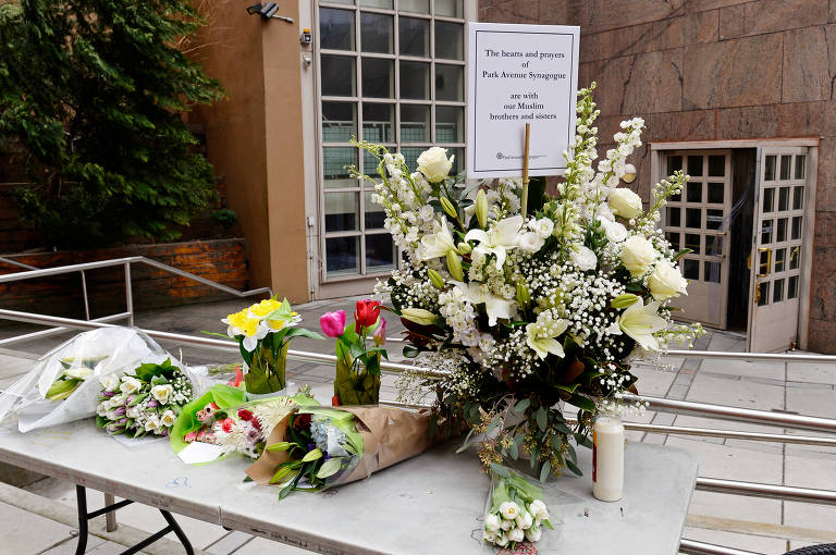 Flores deixadas no Centro Cultural Islâmico de Nova York.