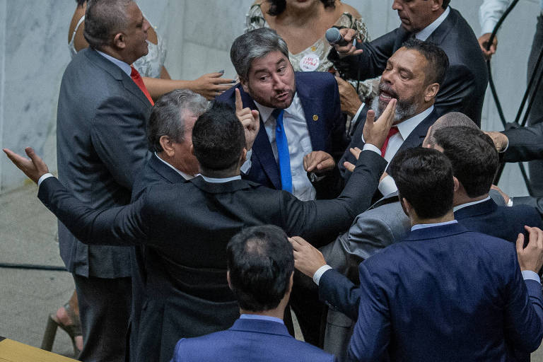 Deputados discutem durante posse dos deputados da Alesp, em São Paulo