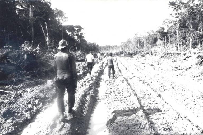 Construção da BR-174 na década de 1970, que atravessou a terra indígena Uaimiri-Atroari
