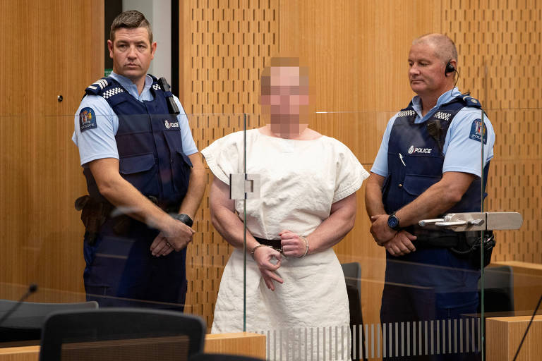 Brenton Tarrant, autor de massacre na Nova Zelândia, faz gesto racista ao comparecer a corte em Christchurch