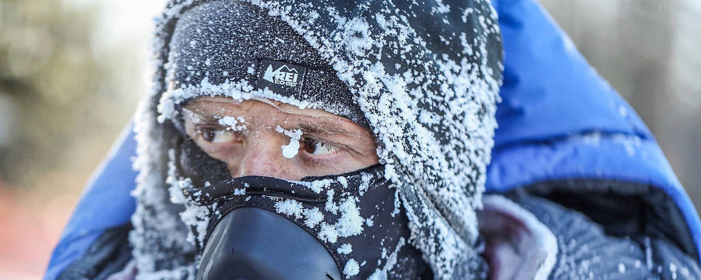 Ultramaratonista com gelo no rosto durante a prova Arrowhead, quando os competidores podem enfrentar temperaturas inferiores a -50 ºC  