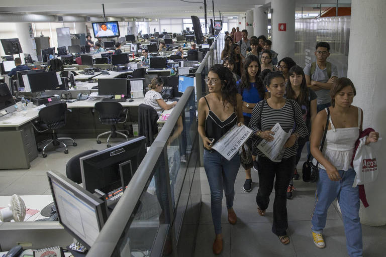 Estudantes da ECA da USP visitam a redação da Folha de S.Paulo durante as comemorações dos 98 anos do jornal