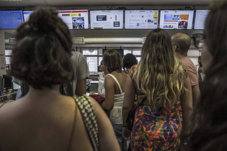 Estudantes da ECA da USP visitam a redação da Folha de S.Paulo durante as comemorações dos 98 anos do jornal
