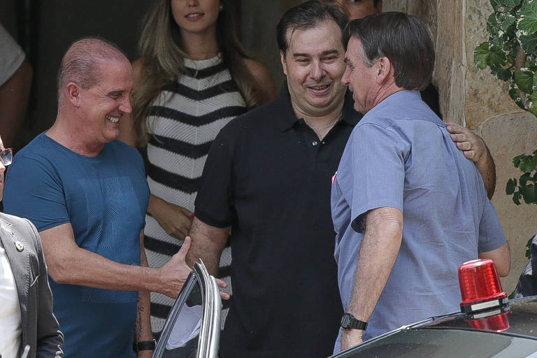O presidente Jair Bolsonaro é recebido pelo presidente da câmara dos deputados, Rodrigo Maia (DEM-RJ) e pelo ministro Onyx Lorenzoni (Casa Civil) ao chegar para almoço na residência oficial da câmara