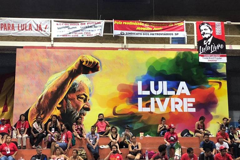 A campanha 'Lula Livre', pela liberdade do ex-presidente, começou uma nova fase neste sábado (16), em evento no sindicato dos metroviários, em São Paulo