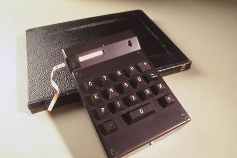 A calculadora de bolso, invenção de Jerry Merryman, morto nesta semana