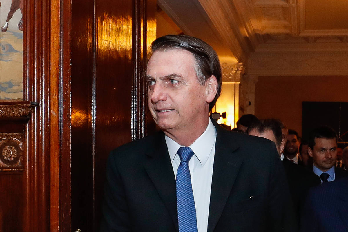 Fora da agenda oficial, Bolsonaro visita CIA com ministros e filho