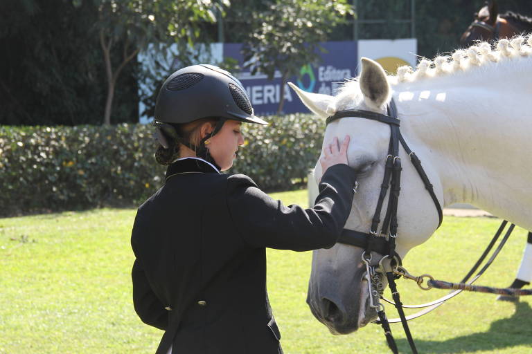 Julia Nemr, que pratica adestramento, e seu cavalo