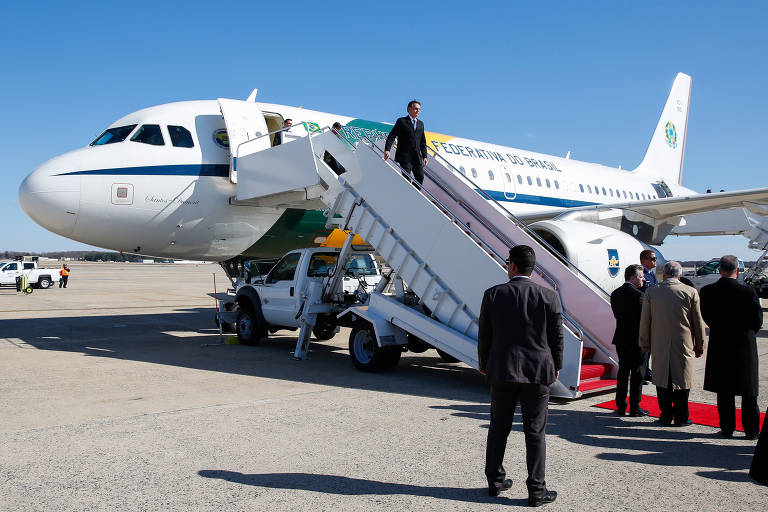 O presidente Jair Bolsonaro desembarcou na base de Andrews, em Washington, no domingo (17)