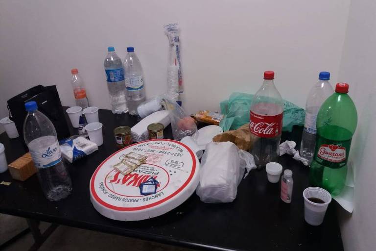 Mesa com restos no corredor da Assembleia Legislativa de São Paulo