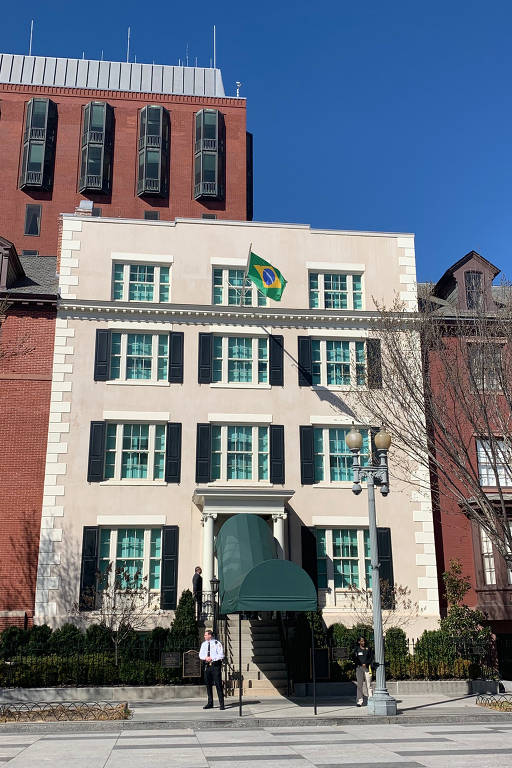 Blair House, onde Bolsonaro está hospedado, com a bandeira do Brasil. Quando se trata de visita de Estado, bandeiras são colocadas na avenida inteira. Como não é, só é colocada uma na porta mesmo