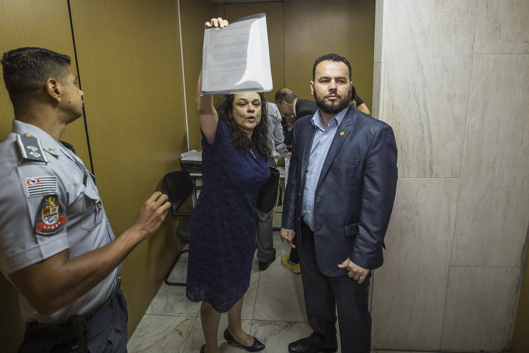 Assessores fazem fila na Assembleia para protocolar pedidos de CPI desde sexta (15). Na foto o deputado estadual e líder do PSL na Assembléia Gil Diniz e a deputada Janaina Paschoal