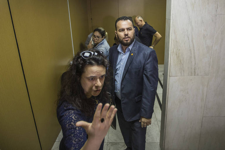 Assessores fazem fila na Assembleia de SP para protocolar pedidos de CPI desde sexta (15). Na foto o deputado estadual e líder do PSL na Assembléia Gil Diniz e a deputada Janaina Paschoal