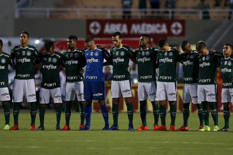 Palmeiras durante execução do hino em jogo contra a equipe do Bragantino, no Paulista