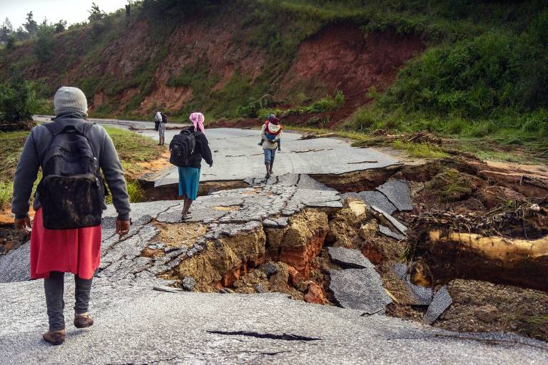 Estrada destruída na região de Chimanimani, no leste do Zimbábue