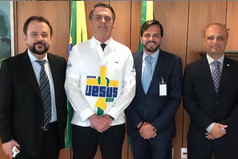 O presidente Jair Bolsonaro posa com camiseta da Marcha Para Jesus ao receber líderes evangélicos nesta quinta-feira (14), no Palácio do Planalto. Querem que ele seja o primeiro presidente a ir à marcha, o maior evento evangélico do Brasil