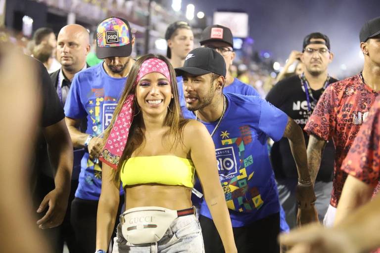 Anitta chega com Neymar à Sapucaí