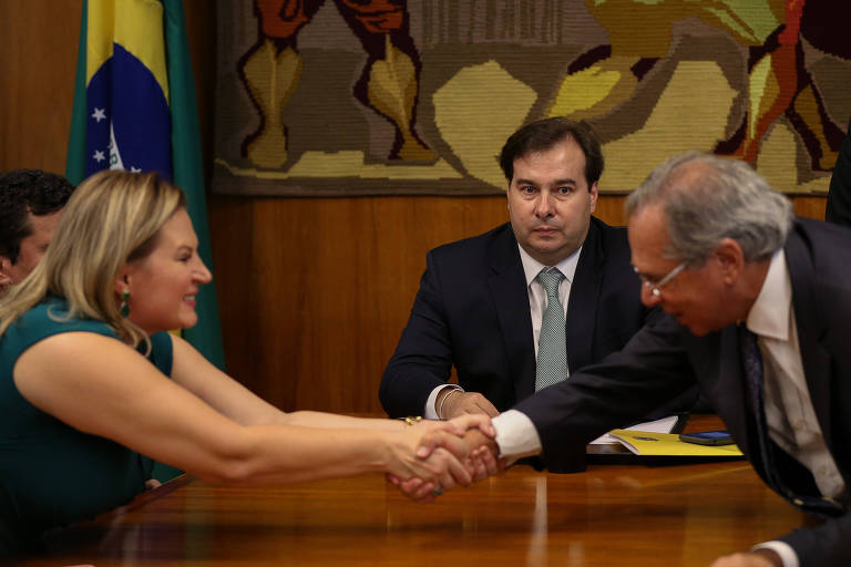 O presidente da câmara dos deputados, Rodrigo Maia (DEM-RJ) recebe os ministros Sérgio Moro (Justiça), Onyx Lorenzoni (Casa Civil) e Paulo Guedes (Fazenda), ao lado da deputada Joice Hasselmann (PSL-SP)