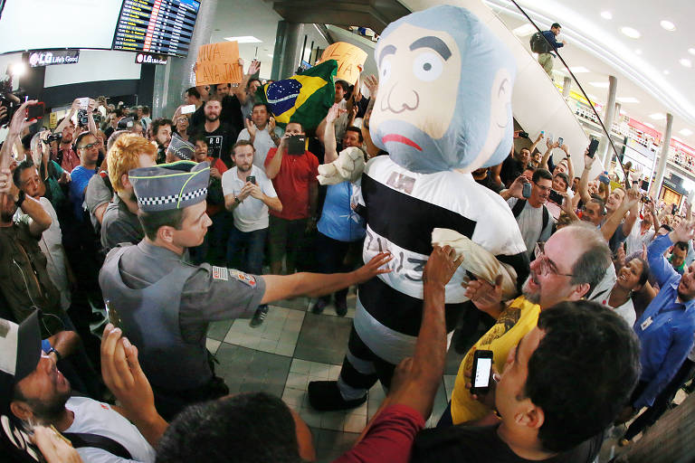 A 24ª fase (Operação Aletheia) foi marcada pela condução coercitiva do ex-presidente Lula e muita confusão no aeroporto de Congonhas, de onde o petista embarcaria para Curitiba para prestar depoimento e onde ocorreram momentos de tensão entre apoiadores e críticos do ex-presidente. A confusão no saguão do aeroporto, no entanto, levou a Polícia Federal a tomar o depoimento de Lula ainda em Congonhas
